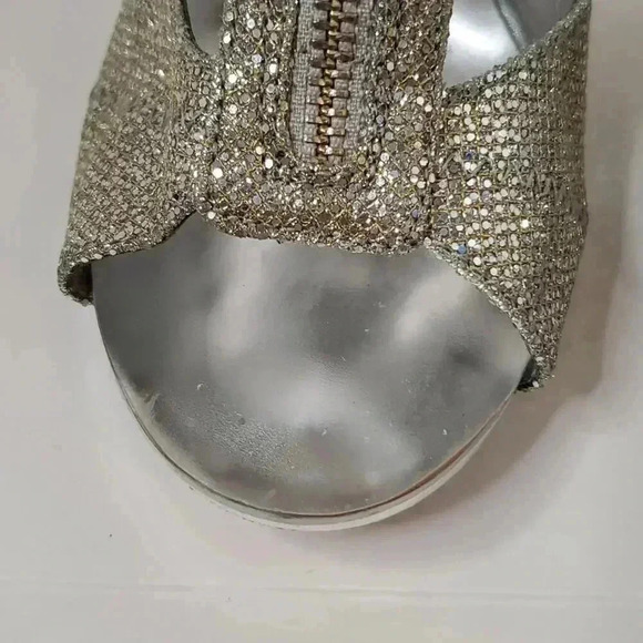 Michael Kors Berkley T-Strap Silver Glitter Sandals 8 - Picture 12 of 15